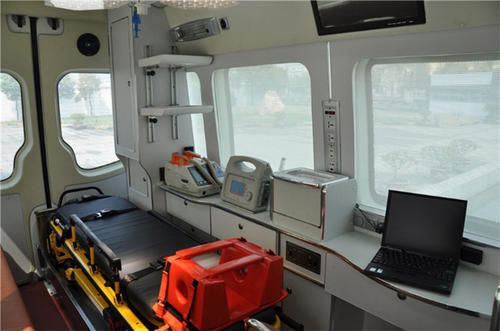 禄丰县救护车内部